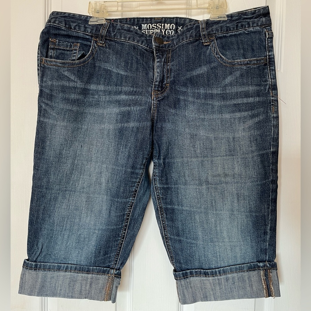 Size 17 plus sized Mossimo Supply brand blue denim jeans capri length